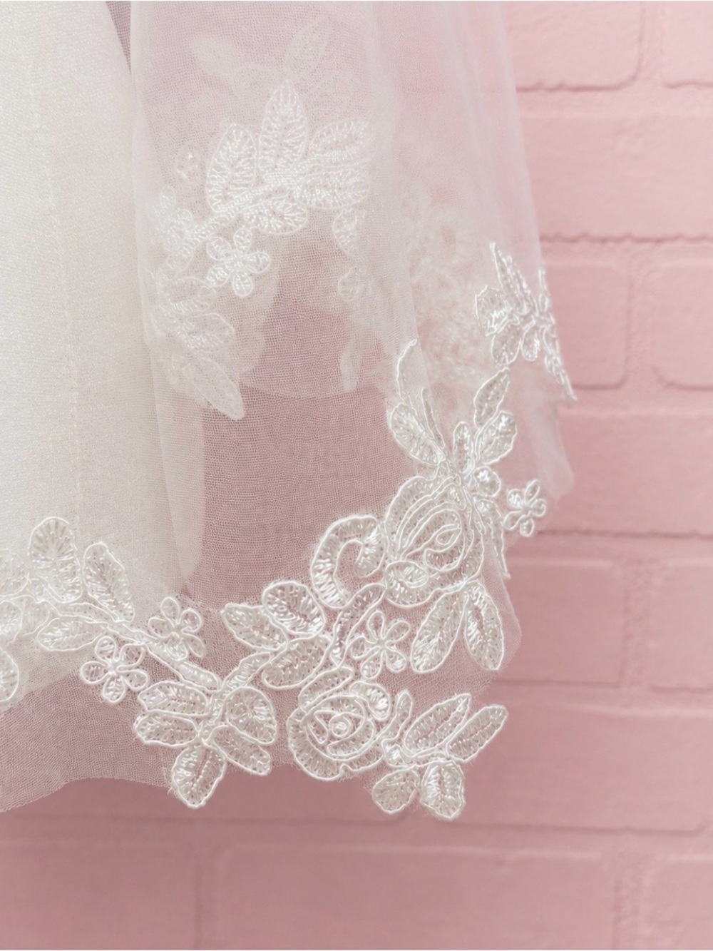 Beautiful Floral Lace Edge Bridal Veil - Picture 7 of 8